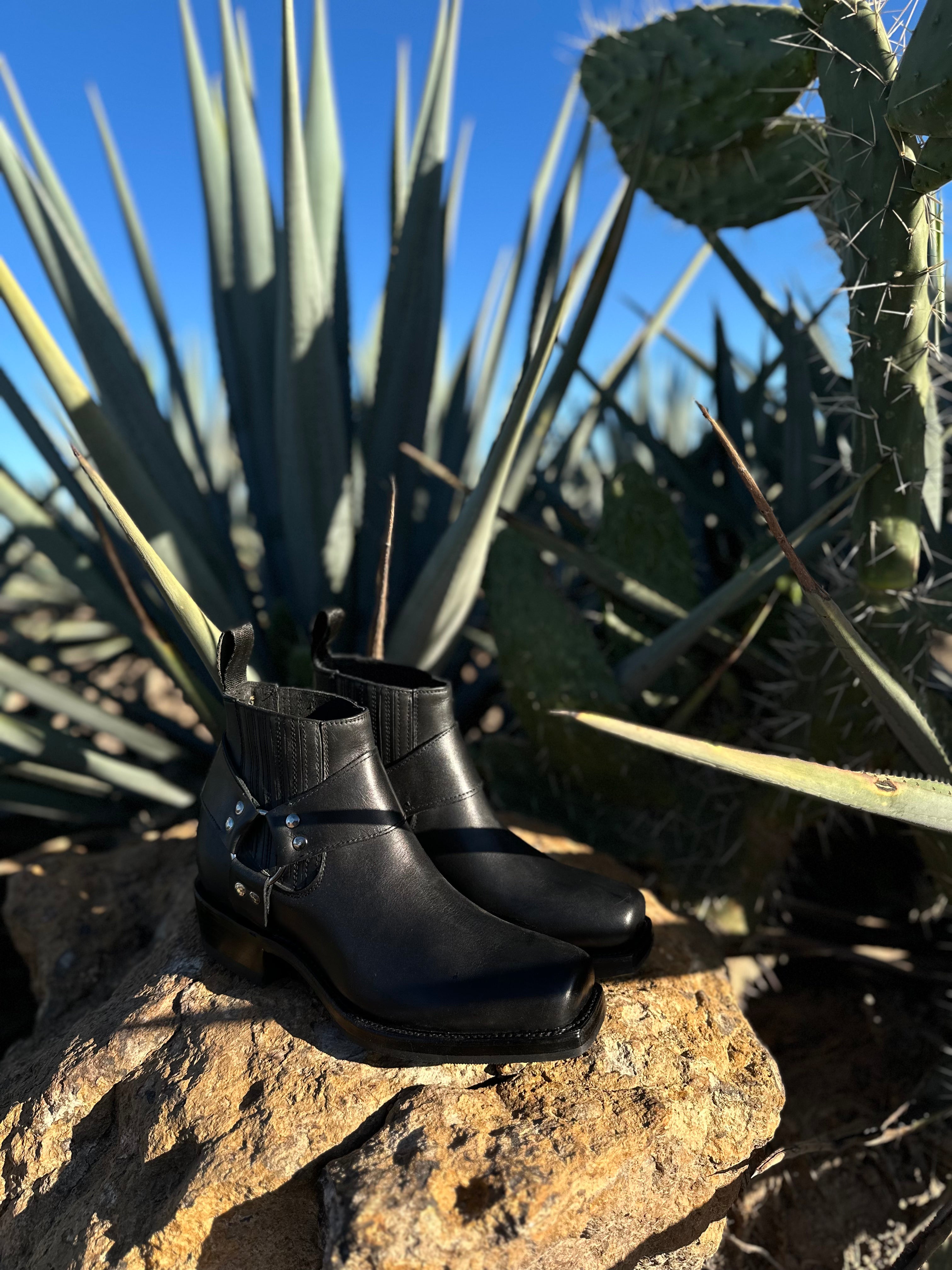 BOTAS SQUARE TOE // Black
