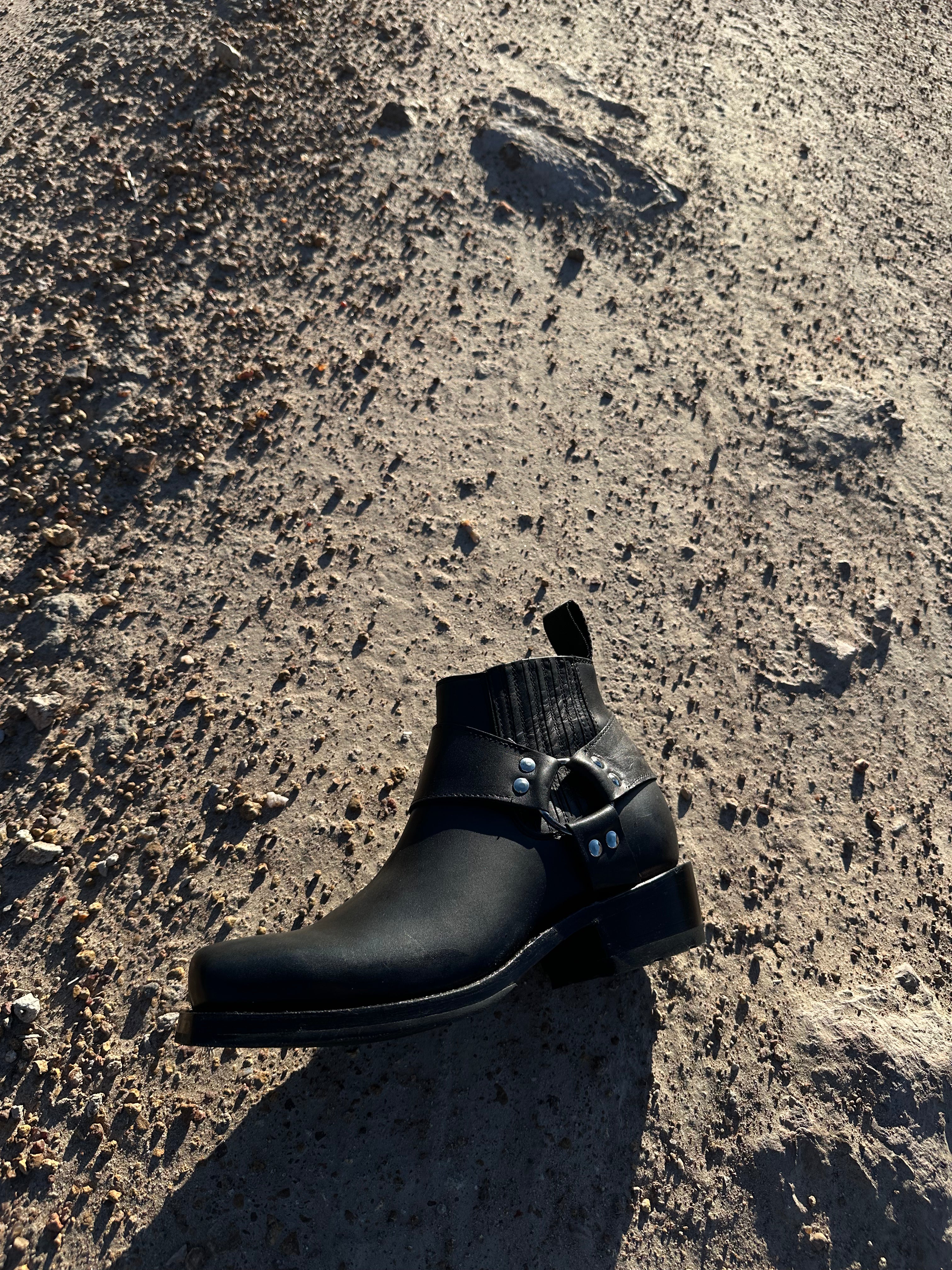 BOTAS SQUARE TOE // Black