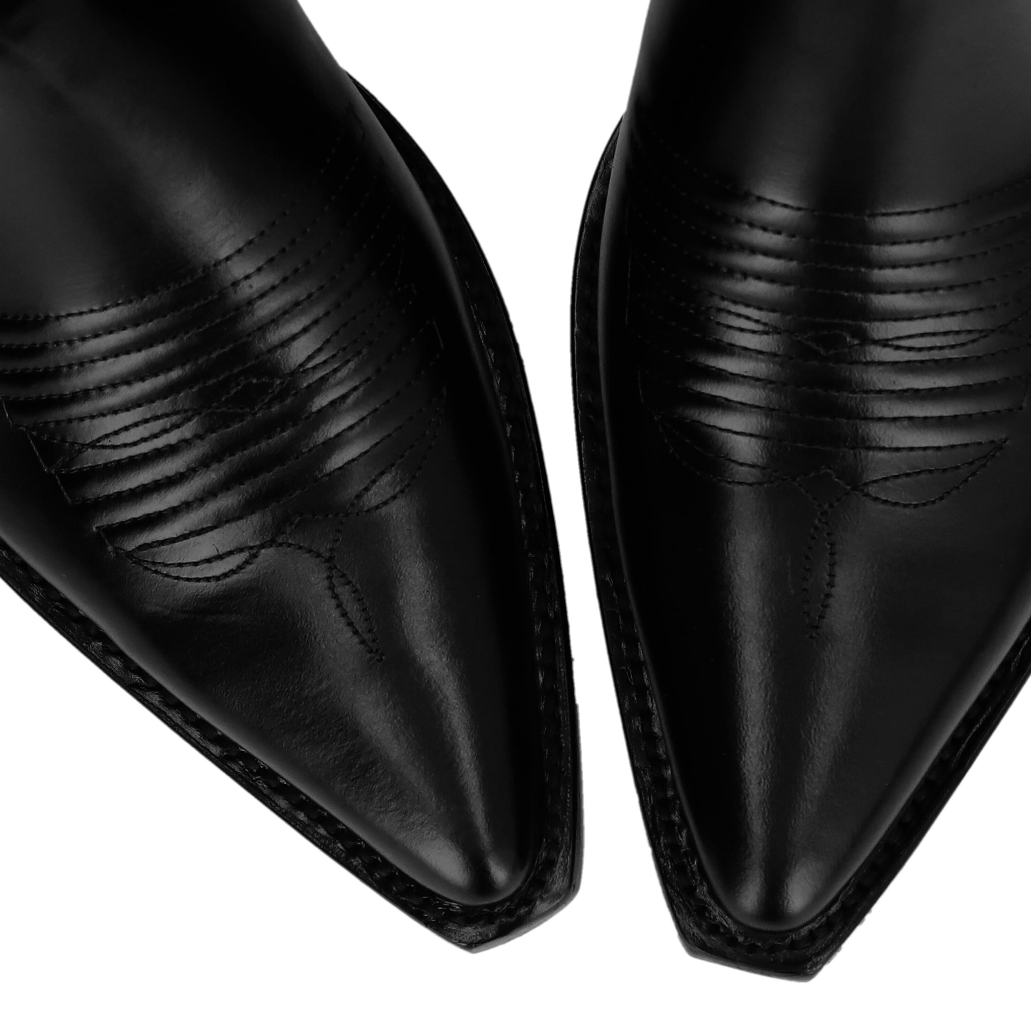 COWBOY‘S CUT // Pointy black boots