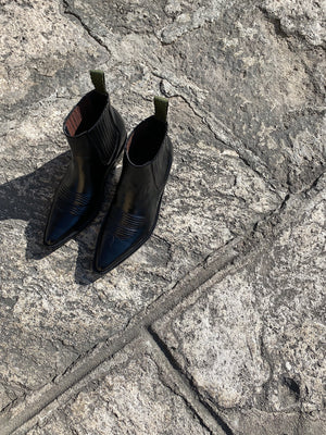 COWBOY‘S CUT // Pointy black boots